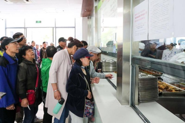 衢州政府食堂火爆异常，排队队伍延至大院，究竟何故？