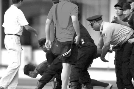 球员抄凳泄愤被特警抱摔拦下，一场激情与理智的较量
