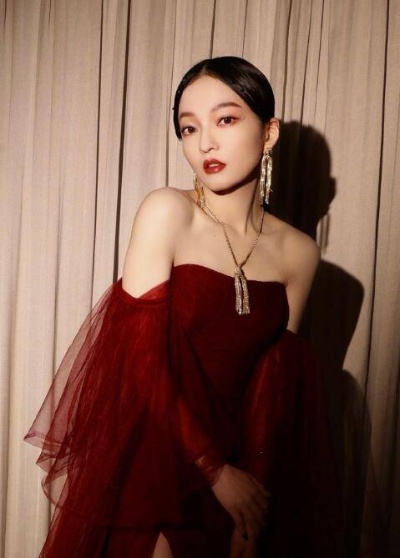 张韶涵晒照片坦然面对衰老，展现成熟魅力