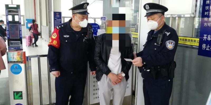欠债200万老赖冒用身份购票坐高铁，最终被警方拘役5日