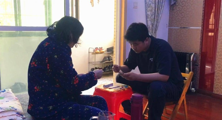 00后男生成百位老人的全职孙子，新时代的孝道传承