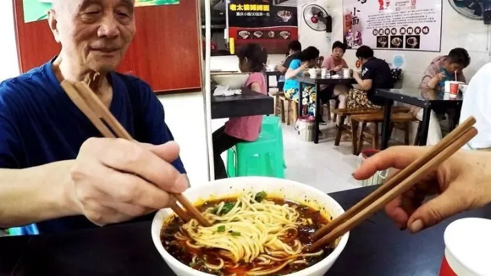 荣昌扯面大爷累到表情失控，面馆传奇背后的辛勤故事