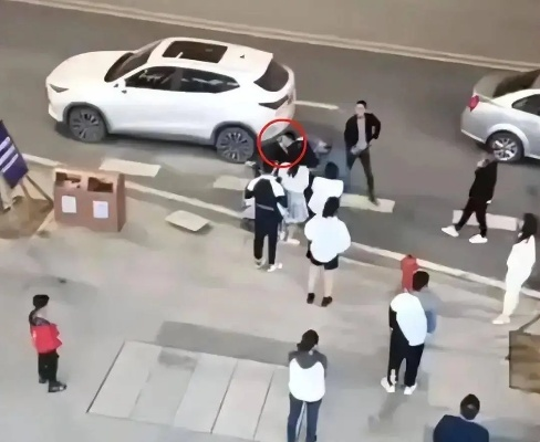 当街殴打女子事件反转，官方证实系夫妻矛盾引发