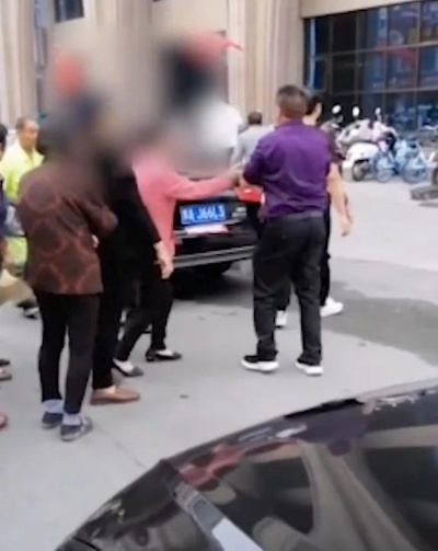 河南老人强拦婚车讨喜烟，被特警驱离引发社会热议