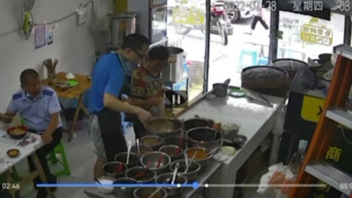 女子超市公筷试吃咸菜后插回引发热议，公共餐具使用规范何在？