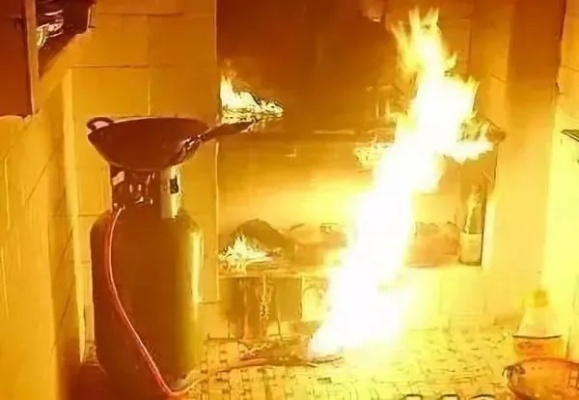 悲剧发生！女子安装燃气罐操作失误引发爆炸，全身75%烧伤，教训深刻！