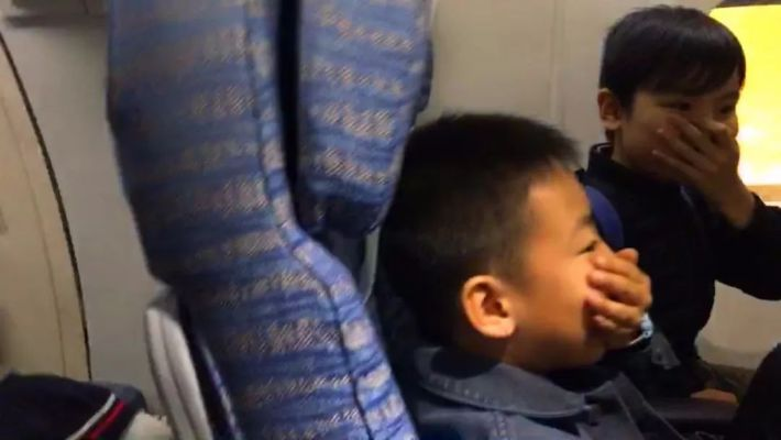 空姐误给3岁男童喝酒，国泰航空致歉，关爱儿童，安全第一