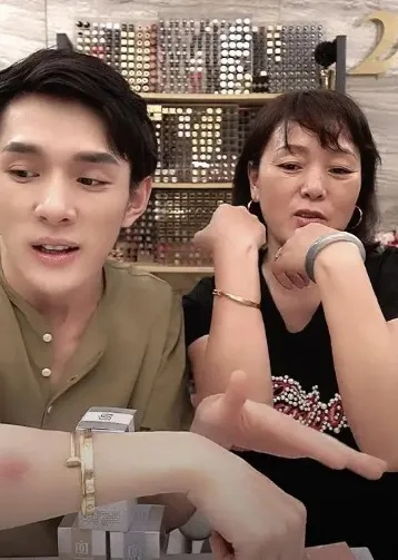 李佳琦回应妈妈带货，她正是拼的年纪，传承家族商业精神