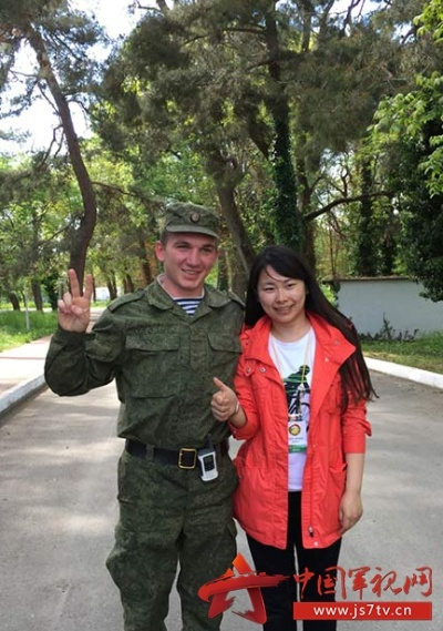 中俄友谊新篇章，俄士兵学说中文热情洋溢，与中国女生互动比心温馨感人