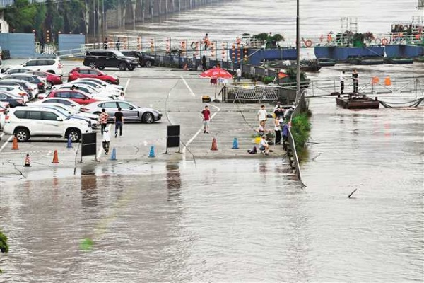 特大暴雨来袭，城市抗洪应急措施全面启动