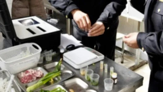 市监局迅速回应女子公筷试吃咸菜后插回事件，将加强餐饮卫生监管，确保食品安全