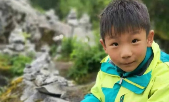 8岁男孩失踪案疑云重重，失踪地附近惊现应急物资存储柜