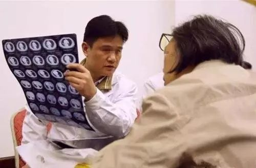 丈夫抽烟43年，妻子确诊肺癌晚期，无声的悲剧，警钟长鸣