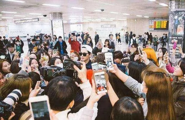 狂热粉丝为追星举动惊动机场，知名男团机舱通道被堵引发热议