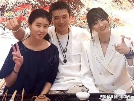 杨子晒22岁大女儿毕业照，青春洋溢展现星二代风采