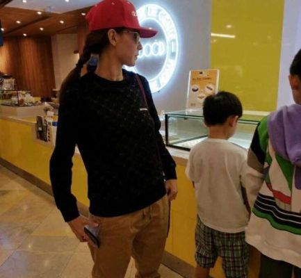 张柏芝三胎儿子罕见公开亮相，身高惊人引网友热议！