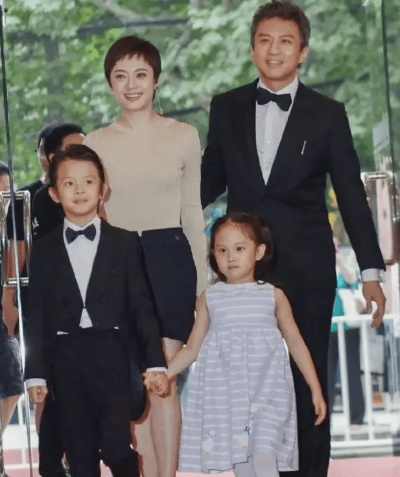 孙俪女儿拉丁舞夺冠，喜提冠军奖杯却遭男老师亲脸，网友热议，教育方式引关注！