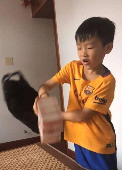 赵德胤单独带赵丽颖儿子玩耍，温馨画面曝光，网友，父子情深！