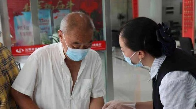 病重老人银行取钱去世，家属发声，银行监管缺失，呼吁加强安全保障
