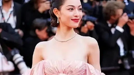 钟楚曦戛纳电影节惊艳亮相，一出场就是美神降临，惊艳全球影迷！