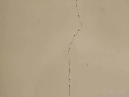 新房现6米裂缝业主维权成功，获赔7000元彰显法律公正