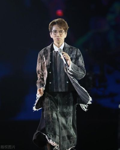 林志炫惊艳亮相，穿得像金刚鹦鹉引热议，网友，这是要成为鸟类歌手吗？