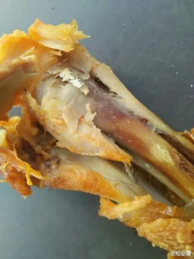 曝正新鸡排鸡腿生蛆，当地市监局迅速回应，食品安全问题再引关注