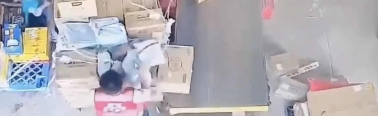 女子遭遇快递员恶劣服务，多次辱骂、踹门跟踪，权益何在？