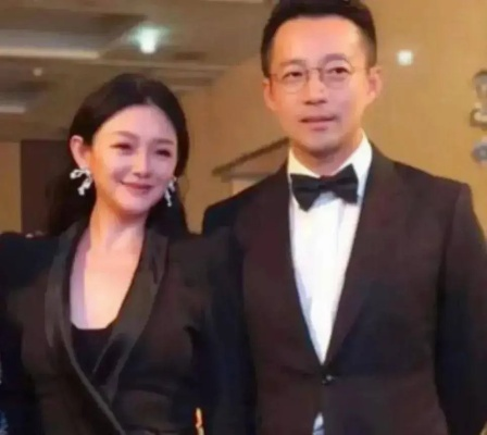 曝大S子女未出席汪小菲婚礼，原因成谜，网友热议！