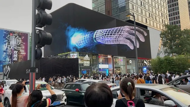 成都春熙路巨型3D蛇惊现街头，逼真程度引发网友热议与争议