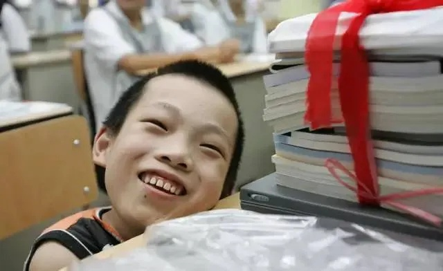 生命的最后定格，病重男孩与全班拍毕业照次日离世