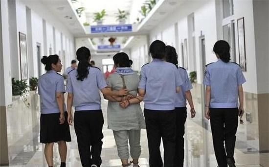 女子服刑10年即将出狱，父母病逝留孤独背影