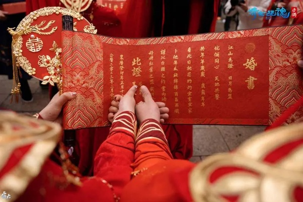 上海夫妻独具匠心，3.8万定制婚书见证爱情传奇