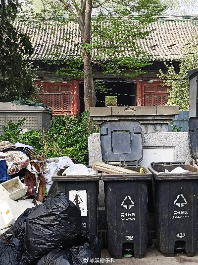 多方回应，文保单位碑前垃圾桶问题引发关注，文物保护与公共环境如何平衡？