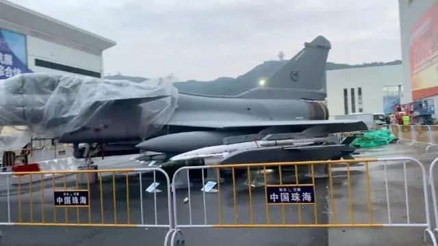 歼10CE模型闪耀兰卡威海空展，成为热门打卡点