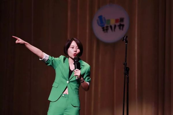 遭猥亵女脱口秀演员勇敢回归舞台，展现坚强意志与乐观态度
