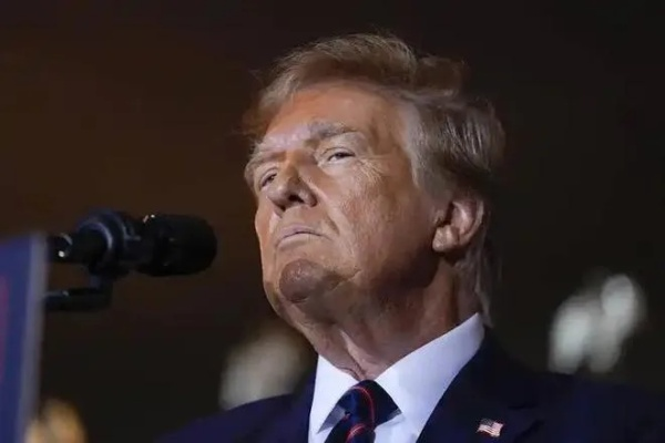 特朗普当着南非总统面下令播放视频，一场历史性的外交互动
