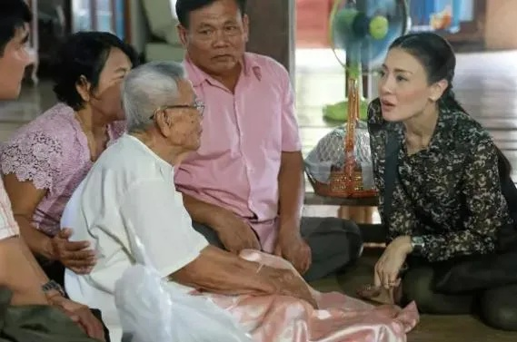 林志玲戛纳红毯惊艳亮相，金色蝴蝶结抹胸造型成焦点！