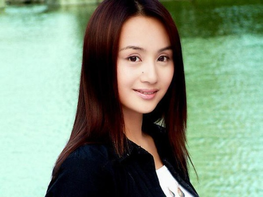 曹颖胃癌手术8天后勇敢直播带货，展现坚强意志与乐观精神