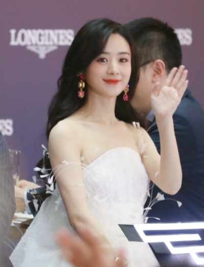 赵丽颖被曝恋情后首现身，甜蜜举止引粉丝热议！