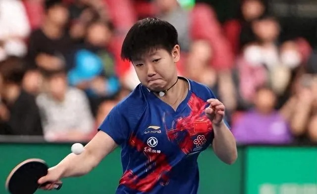 孙颖莎三次力挽狂澜，硬核防住对方男选手倒地爆冲，展现乒乓球女将的坚韧与勇气