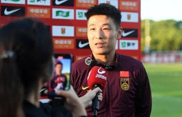 武磊膝部旧伤复发，比赛出战成疑，国足锋线再添变数