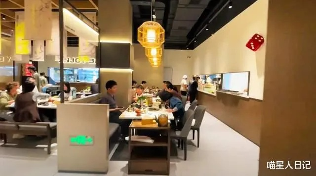 武汉创新火锅店引领潮流，人狗分餐共享，共享美食共享爱