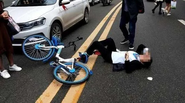 男子惨遭共享单车车篮意外摔亡，同伴因疏忽担全责引社会深思